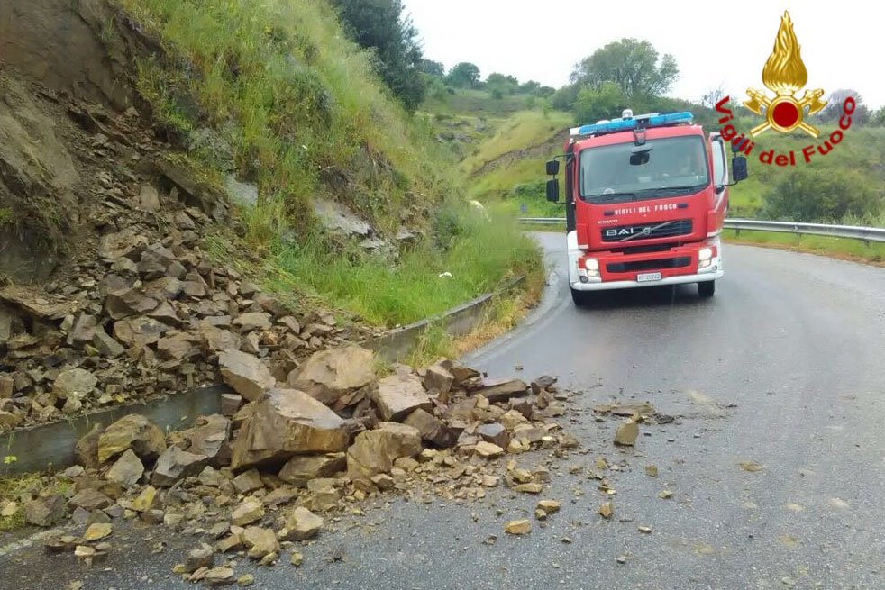 Maltempo. Frana un costone in prossimità del bivio per Orotelli