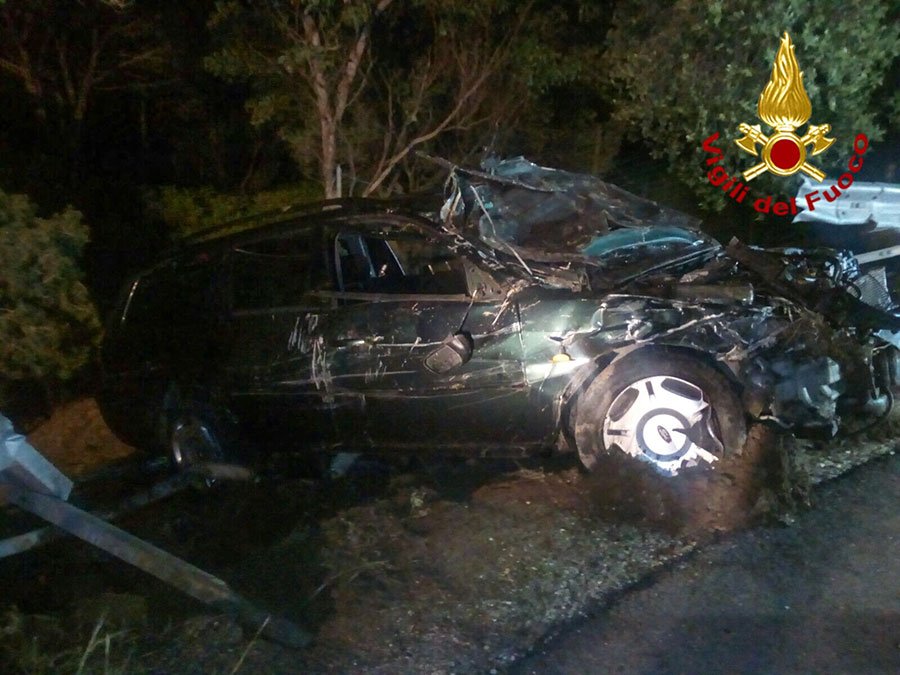 Perde il controllo dell’auto, si ribalta più volte e vola in cunetta: ferita una giovane