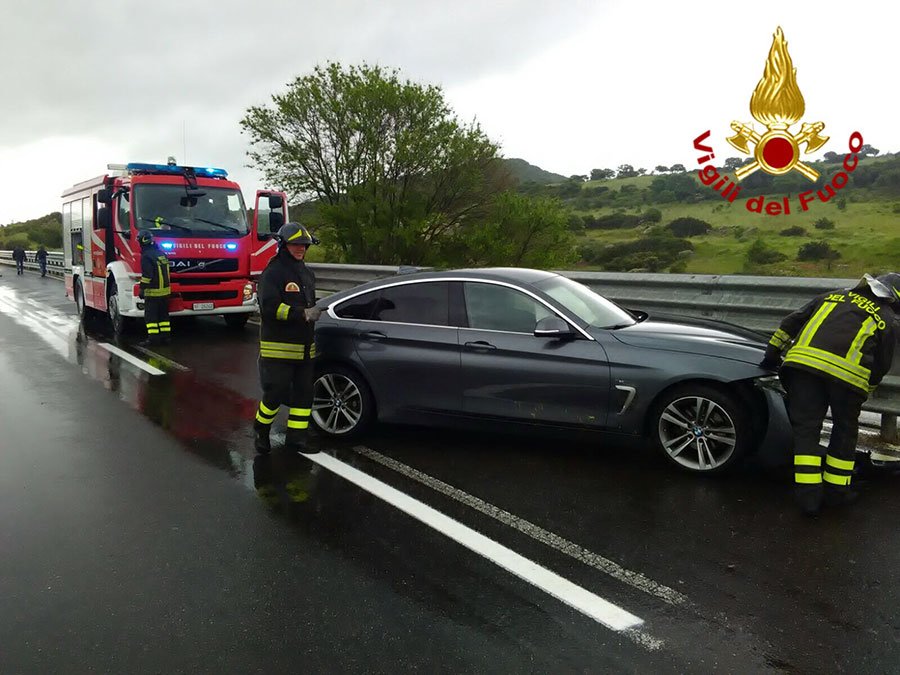 Si schianta contro il guard rail e abbandona l’auto incustodita: pericolo per gli altri automobilisti