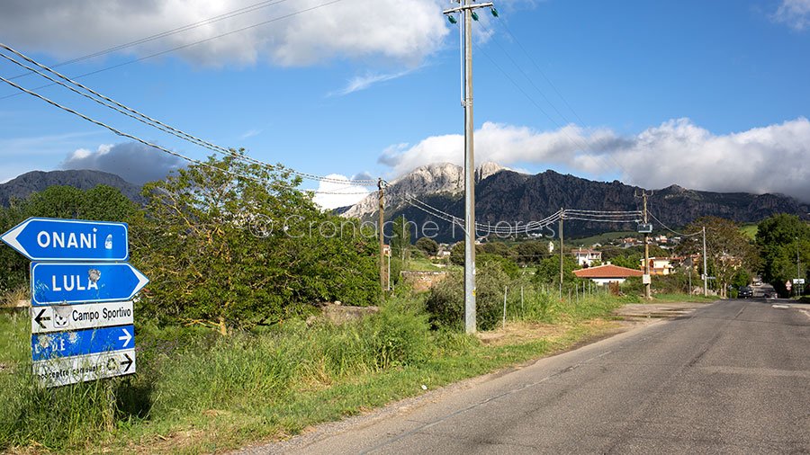 Tragedia nelle campagne di Lula: 63enne precipita in un dirupo con la ruspa e muore schiacciato
