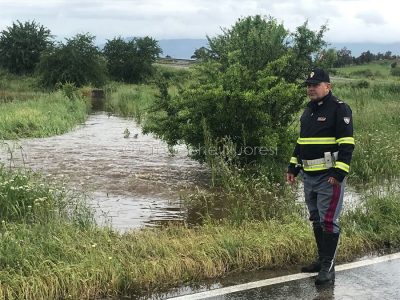 Maltempo. La Polizia monitora un torrente in piena