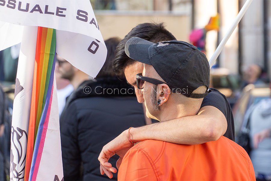 “Un treno senza freno” ha invaso ieri il centro storico di Nuoro per la prima tappa del Sardegna Pride