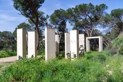 Nuoro, monumento a Grazia Deledda, opera di Maria Lai (foto S.Novellu)