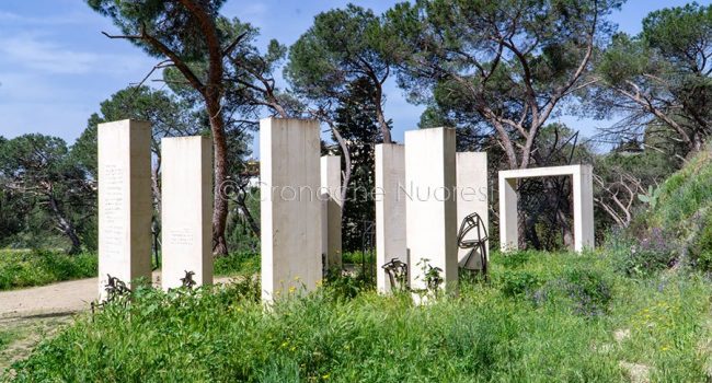 Nuoro, monumento a Grazia Deledda, opera di Maria Lai (foto S.Novellu)