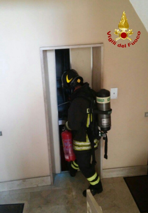 Nuoro. Panico in una palazzina: va a fuoco l’ascensore
