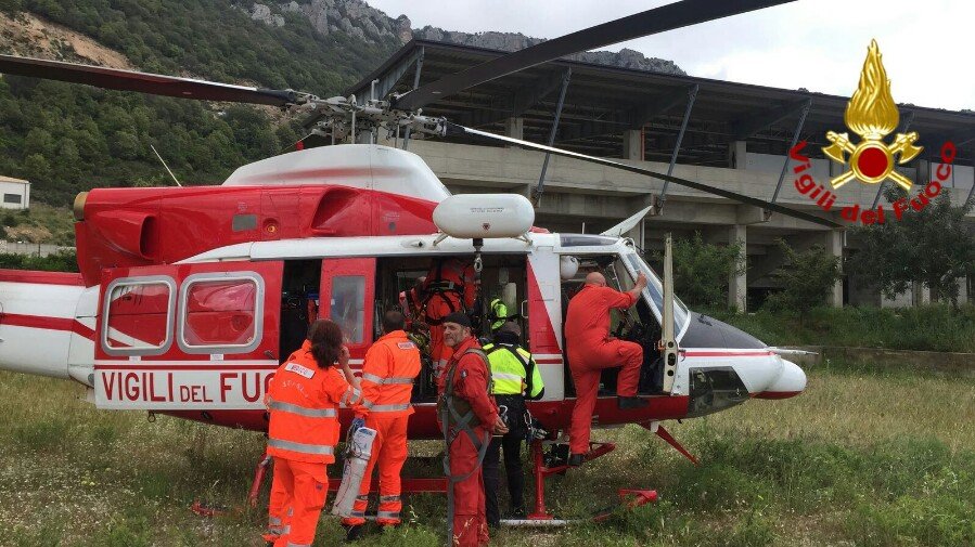 Perde il controllo della moto e si schianta contro il guard rail: 55enne al San Francesco