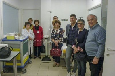 La bilancia donata dall'AMO all'ambulatorio Oncologia del San Francesco
