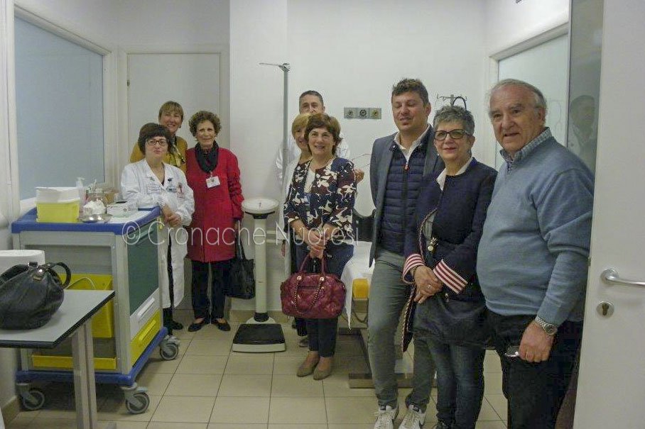 Nuoro. AMO dona una bilancia pesa -persone alla Radioterapia oncologica e domenica si celebra la “Giornata del Sollievo”