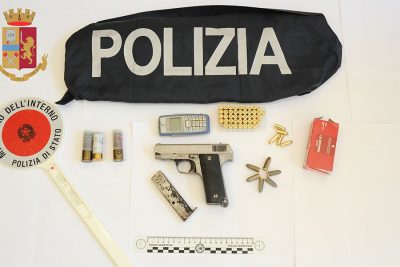 L'arma e i proiettili sequestrati