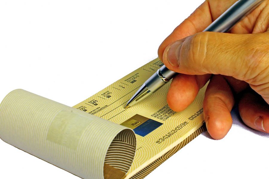 Un assegno rubato per pagare la pasta fresca: 55enne nei guai