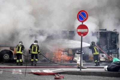 autobus in fiamme a Roma