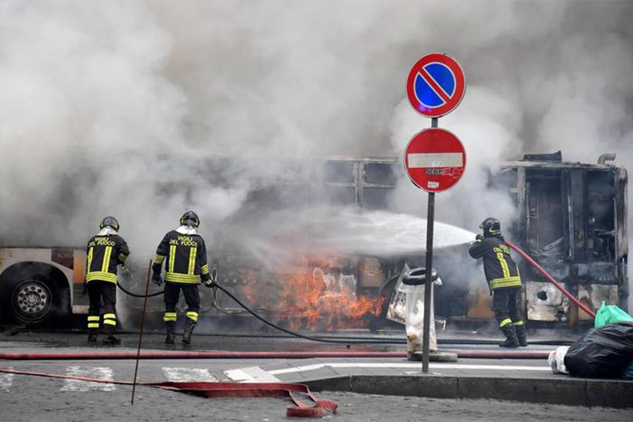 Panico a Roma: autobus esplode in pieno centro