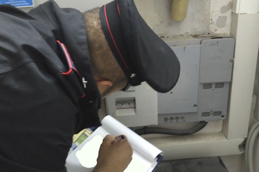 “Ladra di energia” smascherata dai Carabinieri: si era allacciata abusivamente alla rete elettrica