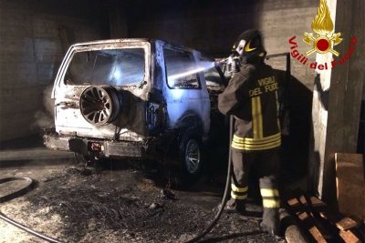 Il fuoristrada devastato dalle fiamme