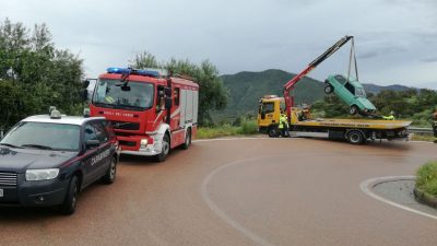 Il recupero della Fiat Panda coinvolta nell'incidente