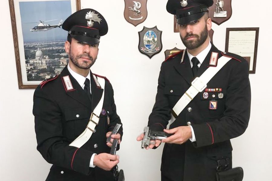 Nello scantinato una scacciacani modificata: operaio 45enne nei guai