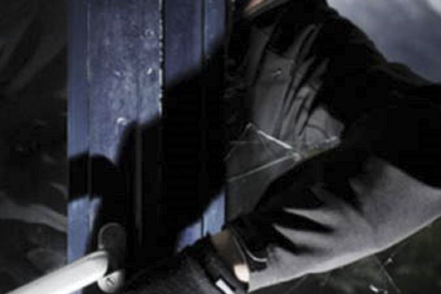 Si intrufolano all’interno di una scuola e rubano pc e cambiamonete