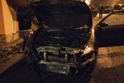 l'auto bruciata