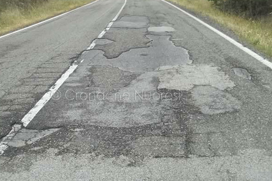 Strade del Nuorese in completo abbandono. La Provinciale 25, trafficata, piena di buche e pericolosissima