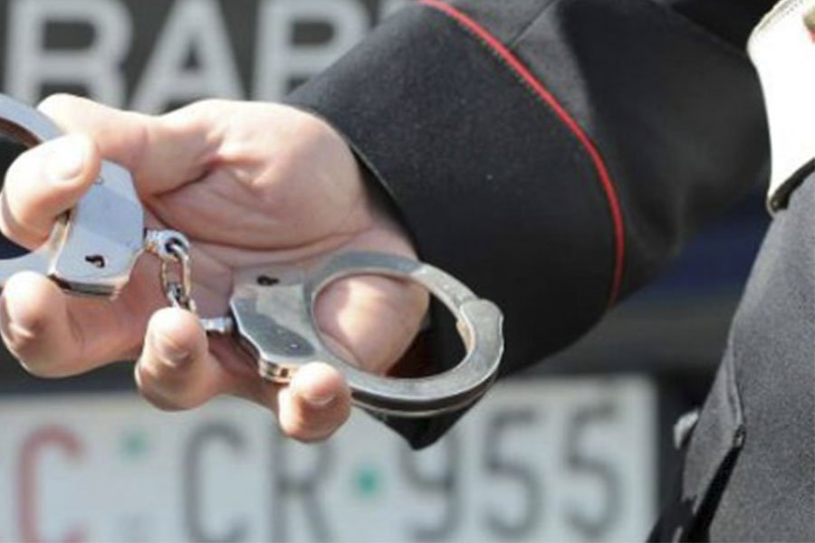 Lancia i sassi contro le auto in transito: 25enne nei guai