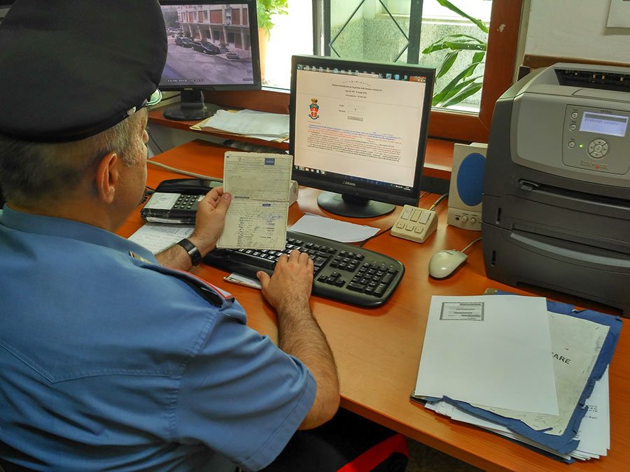 Incassa 500 euro per pratica auto usata ma non la chiude: 50enne nei guai