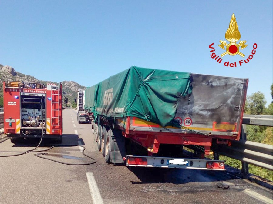 Un’avaria ai freni e prende fuoco il rimorchio di un auto articolato