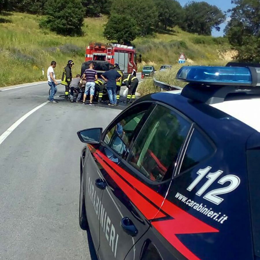 Sente odore di bruciato e scende dall’auto che prende fuoco: salvo giovane di Sarule