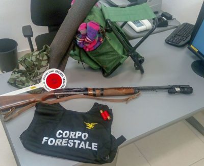 Il materiale sequestrato dal Corpo Forestale