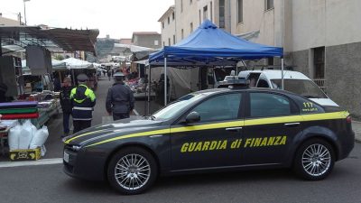Un'auto della Guardia di finanza a Bosa