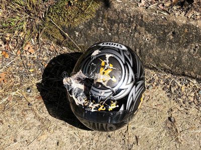 Il casco del motociclista dopo l'incidente
