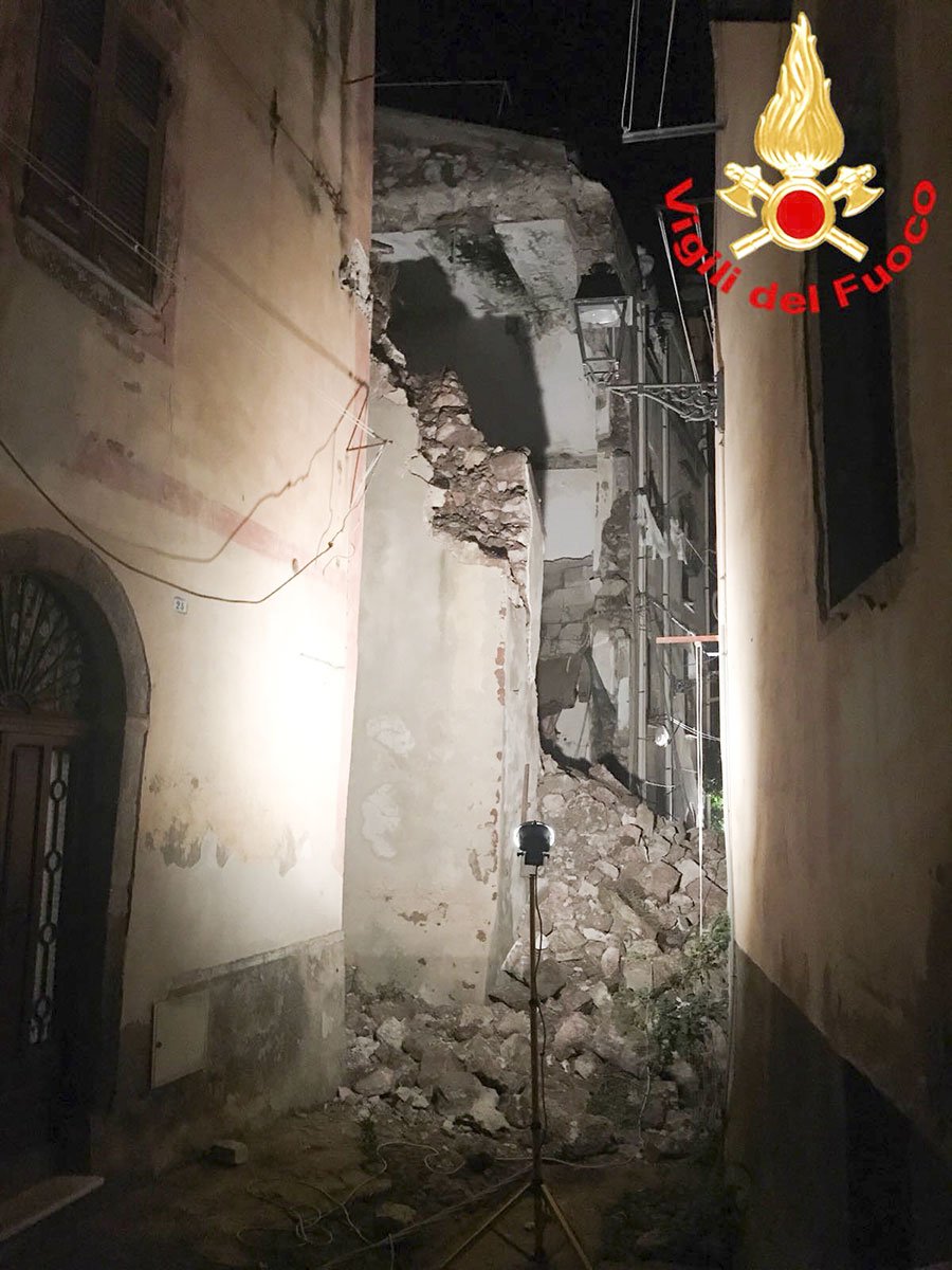 Bosa. Dopo i crolli in cattedrale, cede un palazzo in pieno centro storico