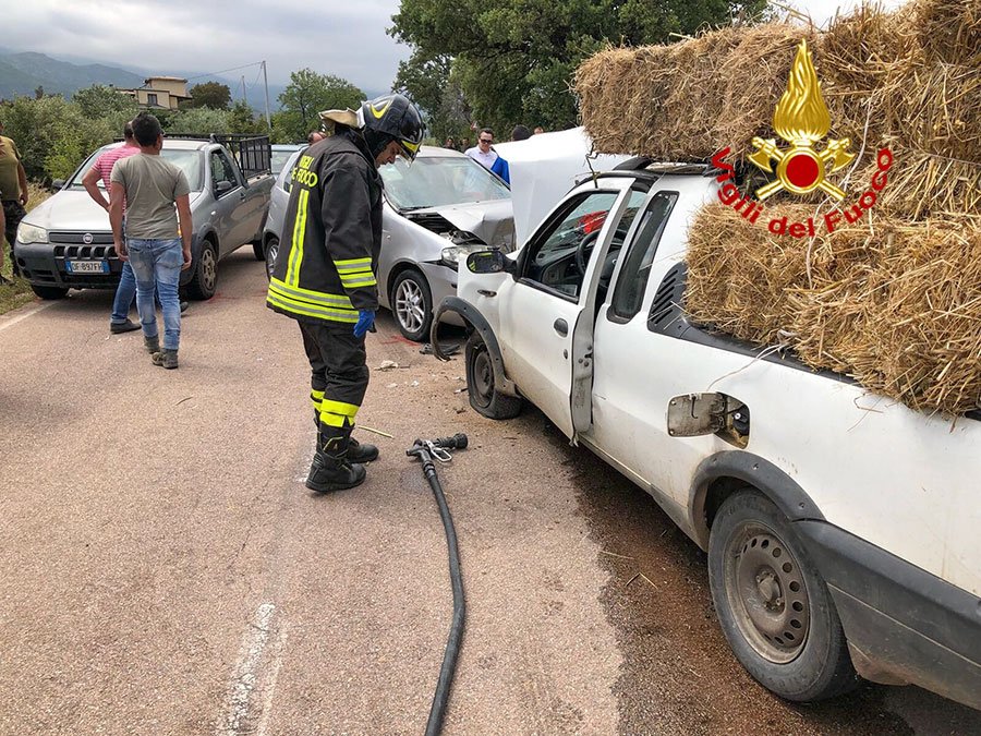 Frontale tra auto e pick-up carico di fieno: due feriti incastrati tra le lamiere