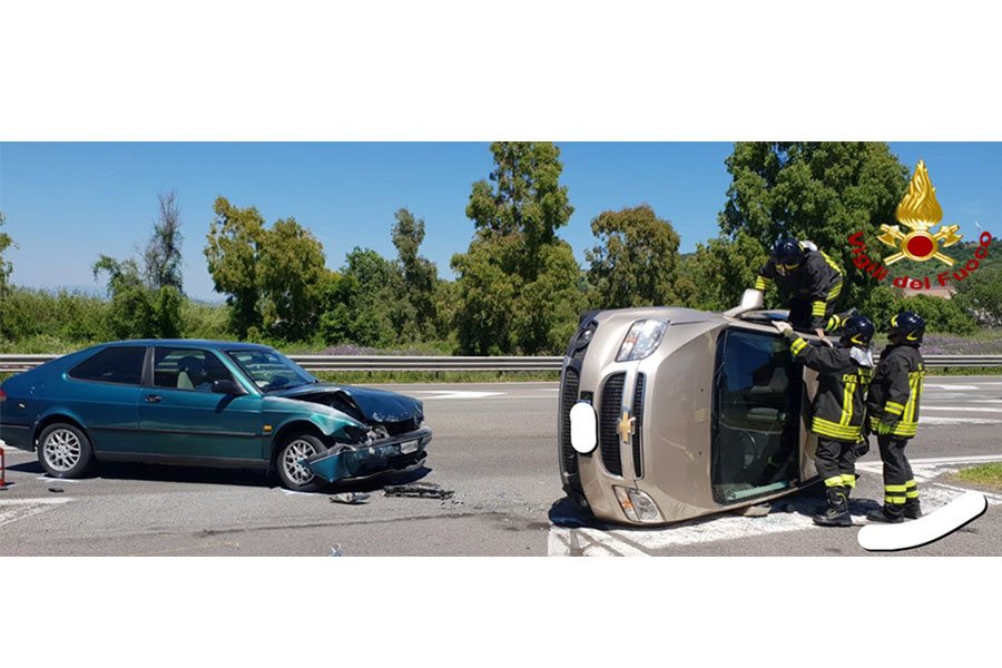 Spettacolare incidente nel primo pomeriggio di oggi: coinvolte tre auto