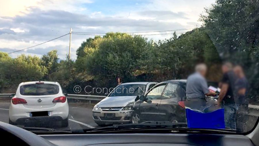 Frontale sulla Nuoro-Oliena: tre auto coinvolte