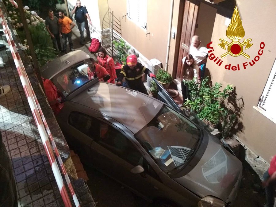Nuoro. Perde il controllo dell’auto e vola nel cortile di un’abitazione