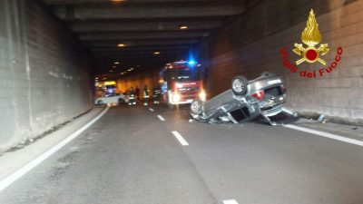 La Golf ribaltata dopo l'incidente