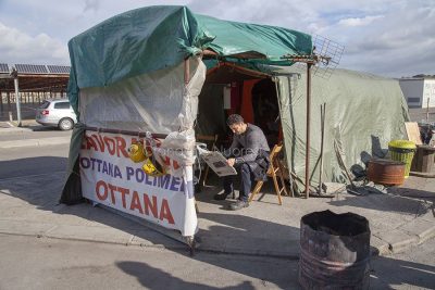 Il presidio dei lavoratori di Ottana Polimeri nel 2015