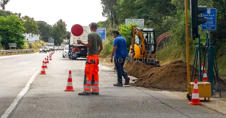 Traffico paralizzato all’ingresso di Nuoro per la posa della fibra ottica a Prato Sardo