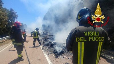 Nuoro, auto e roulotte dopo l'incendio