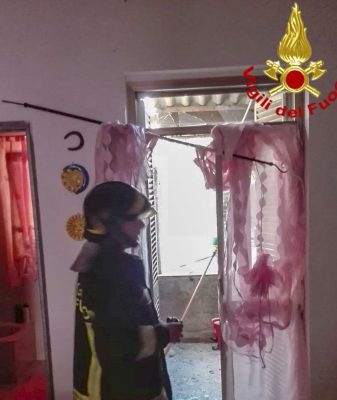 Vigili del Fuoco sul luogo dell'esplosione