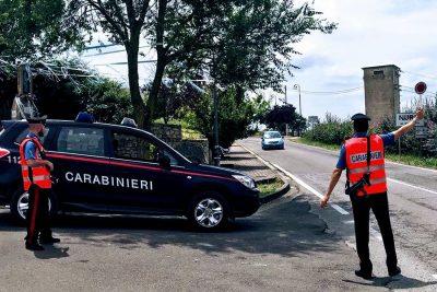 Carabinieri a un posto di blocco