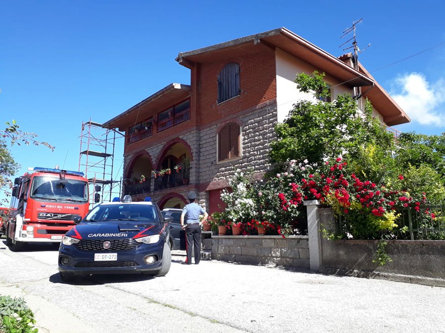 A fuoco un’abitazione: messe in salvo due anziane donne