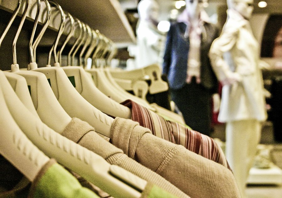 Capi d’abbigliamento nascosti nella borsetta. Sorpresa a rubare: arrestata una 44enne