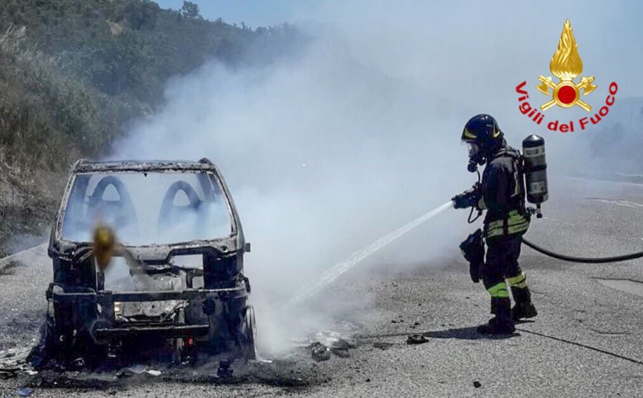 La Smart prende fuoco e il conducente riesce a salvarsi per puro miracolo