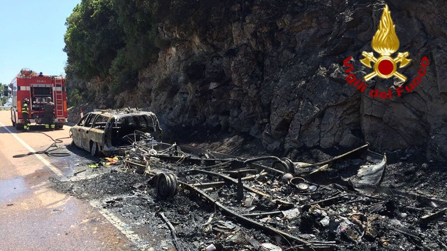 Auto e roulotte ridotte in cenere dalle fiamme: illesa famiglia di turisti con due bambini