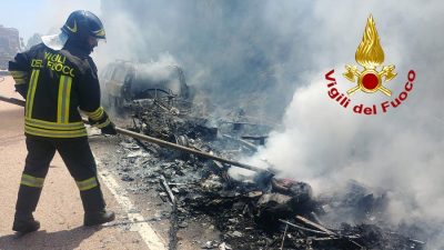 Nuoro, auto e roulotte dopo l'incendio