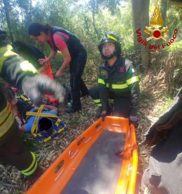 Le operazioni di soccorso dei due motociclisti