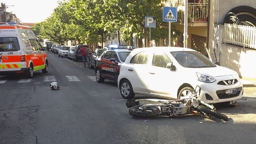Violento scontro auto moto in pieno centro abitato: centauro in ospedale