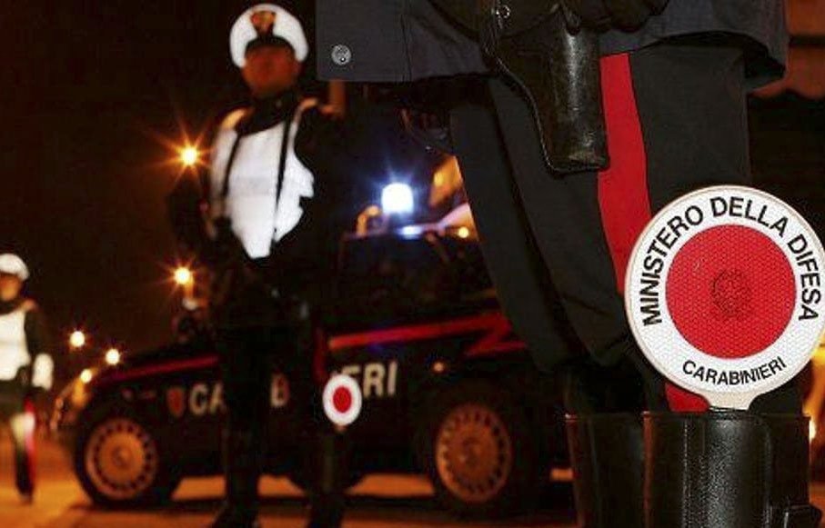 Alla guida ubriaco si schianta contro un albero e si ribalta più volte: 40enne denunciato