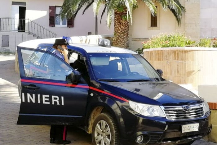 Auto pirata investe una donna in pieno centro abitato